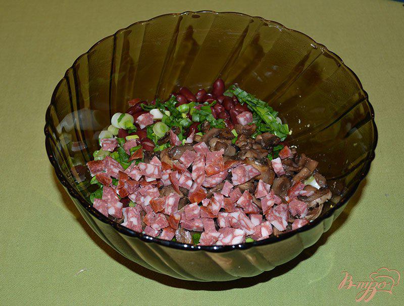Фото приготовление рецепта: Салат с краковской колбасой и фасолью шаг №5