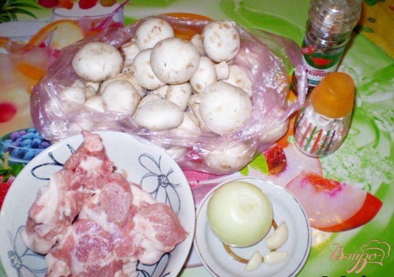 Фото приготовление рецепта: Закуска грибная с мясом и соусом шаг №1
