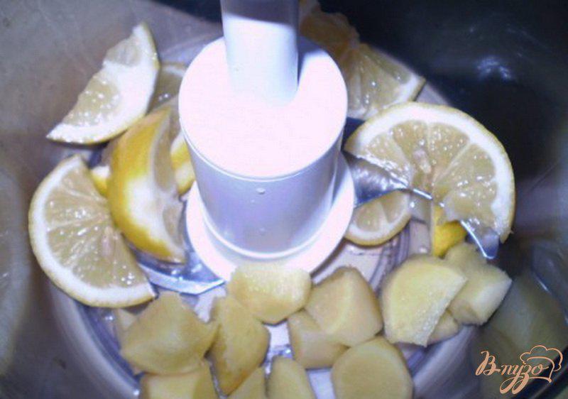 Фото приготовление рецепта: Имбирь с лимоном и медом к чаю шаг №2