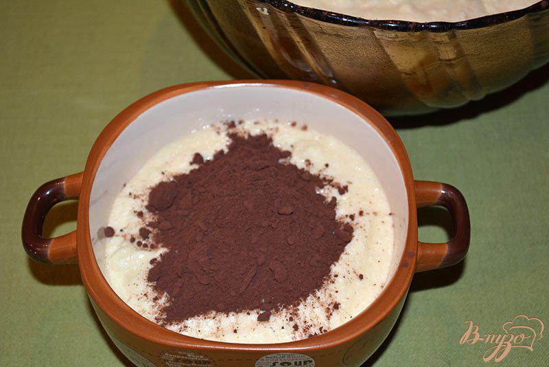 Фото приготовление рецепта: Творожно-шоколадная запепканка c вишневым вареньем шаг №4