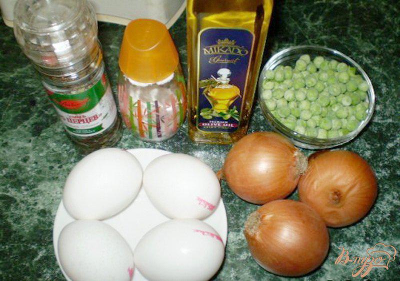 Фото приготовление рецепта: Омлет с зеленым горошком, луком и сыром шаг №1