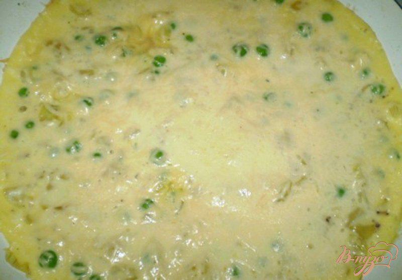 Фото приготовление рецепта: Омлет с зеленым горошком, луком и сыром шаг №6