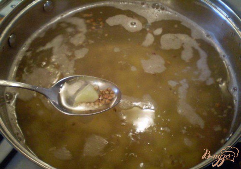 Фото приготовление рецепта: Гречневый суп с мясными шариками шаг №5