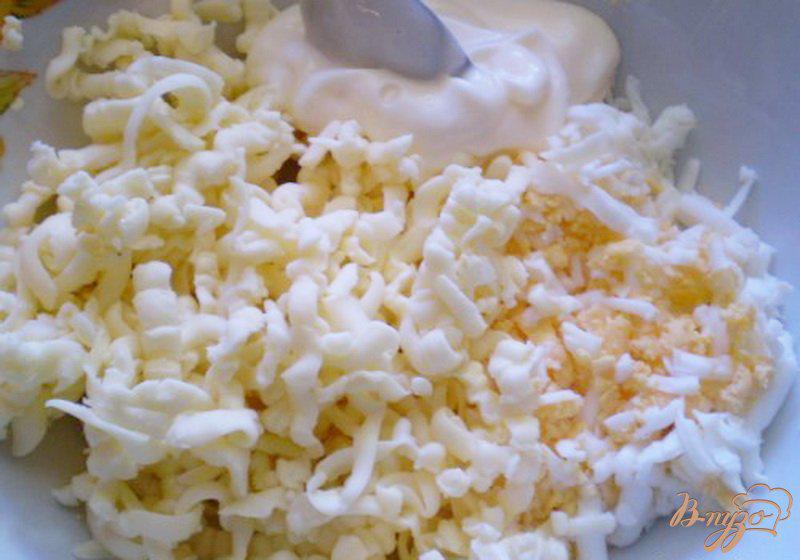 Фото приготовление рецепта: Крылышки фаршированные сыром и яйцом шаг №6