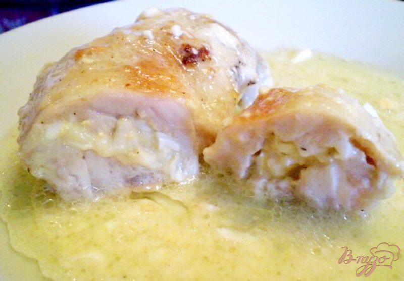 Фото приготовление рецепта: Крылышки фаршированные сыром и яйцом шаг №10