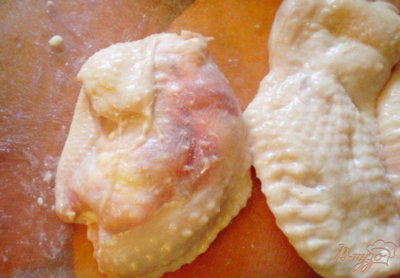 Фото приготовление рецепта: Крылышки фаршированные сыром и яйцом шаг №7