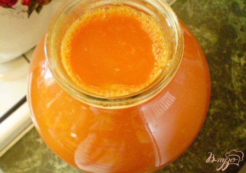 Фото приготовление рецепта: Как заготовить томатный сок на зиму шаг №4