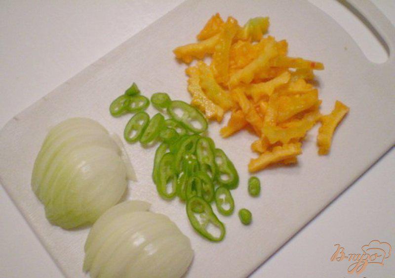 Фото приготовление рецепта: Овощной салат с горькой тыквой шаг №2