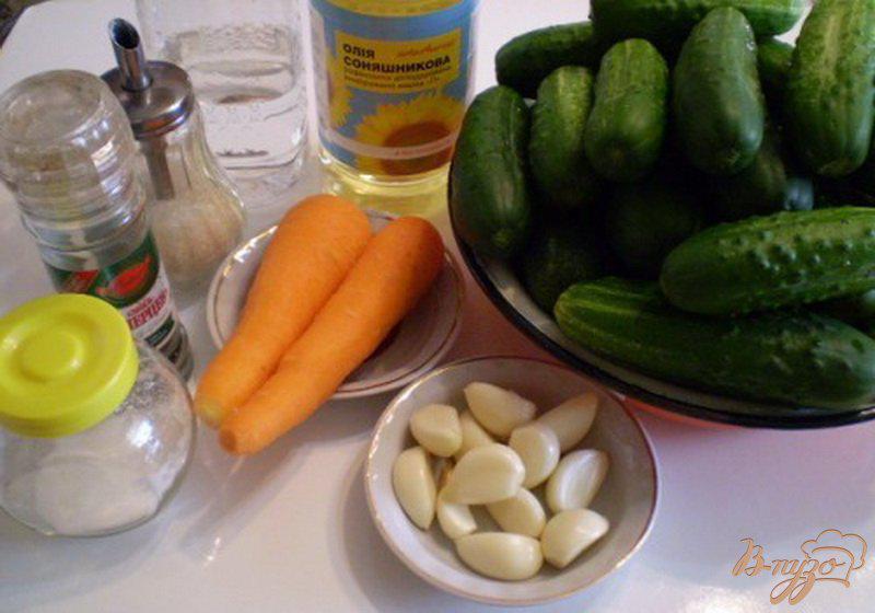 Фото приготовление рецепта: Огуречный салат с морковью и чесноком шаг №1