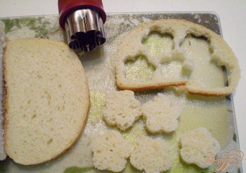Фото приготовление рецепта: Печеночная закуска на хлебных цветочках шаг №4