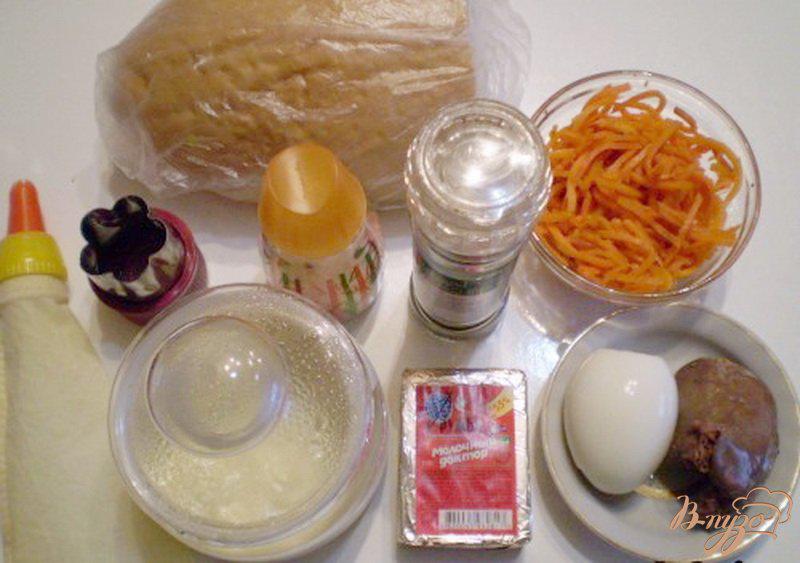 Фото приготовление рецепта: Печеночная закуска на хлебных цветочках шаг №1