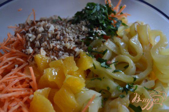 Фото приготовление рецепта: Морковный салат со сладким перцем и апельсином шаг №4