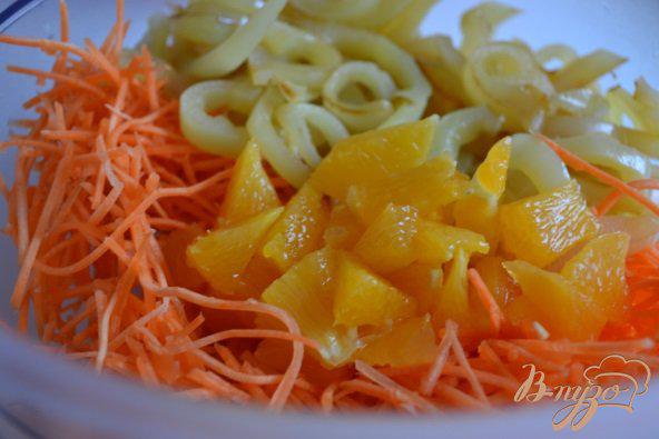Фото приготовление рецепта: Морковный салат со сладким перцем и апельсином шаг №3