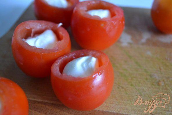 Фото приготовление рецепта: Закуска из томатов с сыром шаг №3