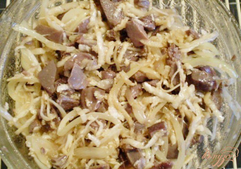 Фото приготовление рецепта: Салат из утиных желудков с черной редькой шаг №4