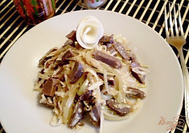 Фото приготовление рецепта: Салат из утиных желудков с черной редькой шаг №5