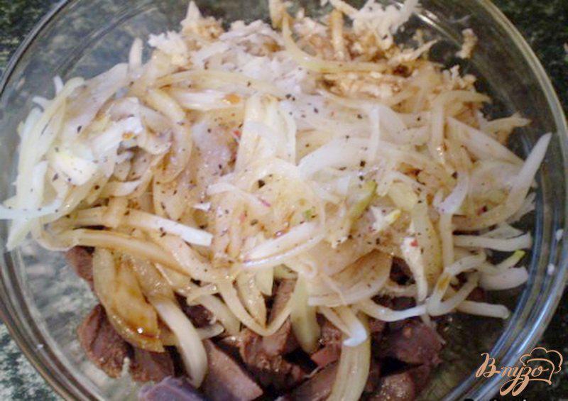 Фото приготовление рецепта: Салат из утиных желудков с черной редькой шаг №3