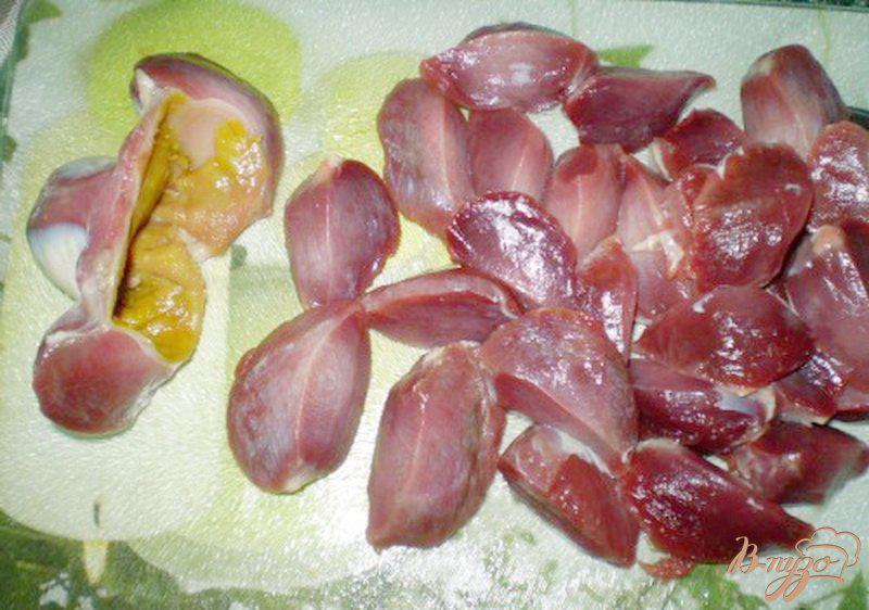 Фото приготовление рецепта: Салат из утиных желудков с черной редькой шаг №1