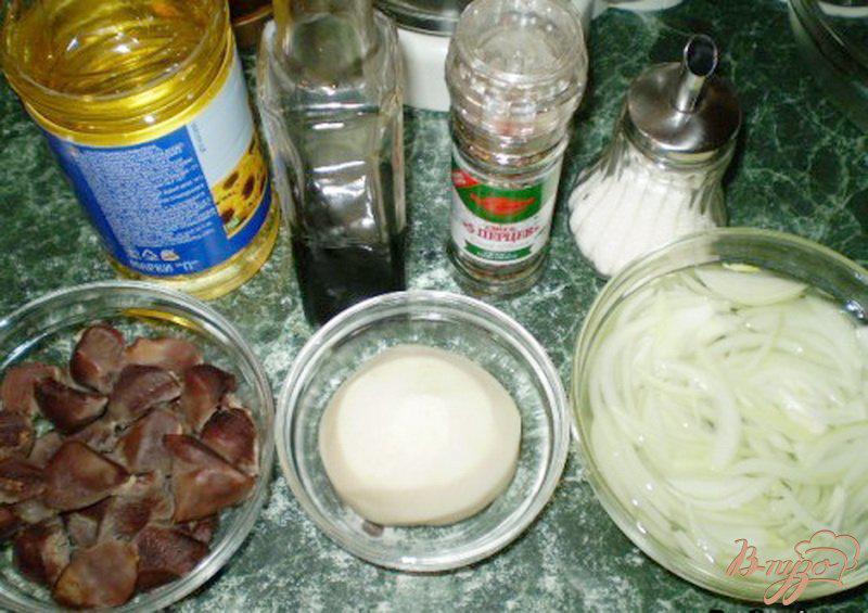 Фото приготовление рецепта: Салат из утиных желудков с черной редькой шаг №2