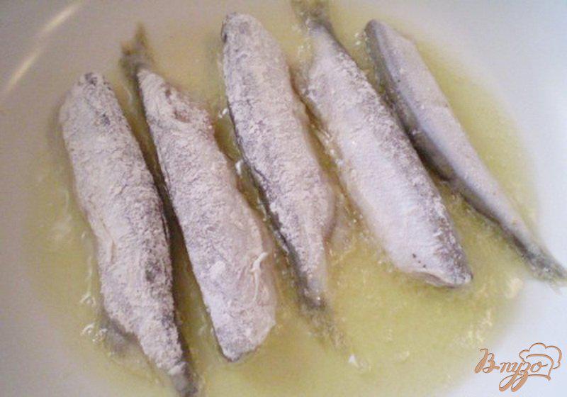 Фото приготовление рецепта: Рыба жаренная ароматная шаг №4
