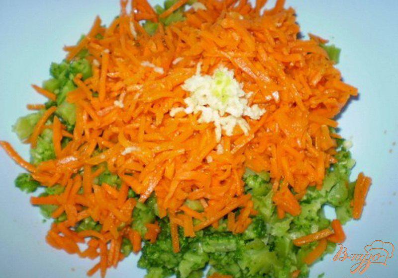 Фото приготовление рецепта: Салат из брокколи и моркови по-корейски шаг №3