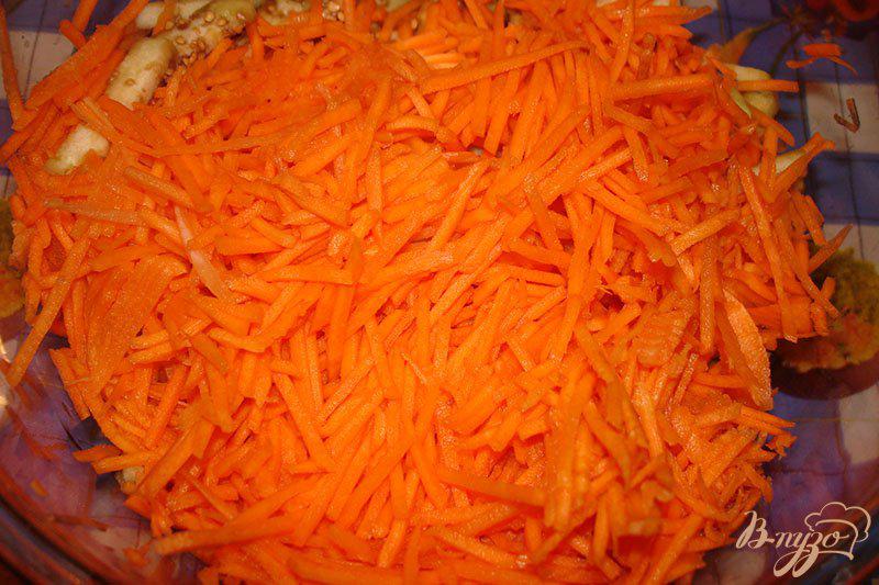 Фото приготовление рецепта: Острый салат из синенький и морковки шаг №2