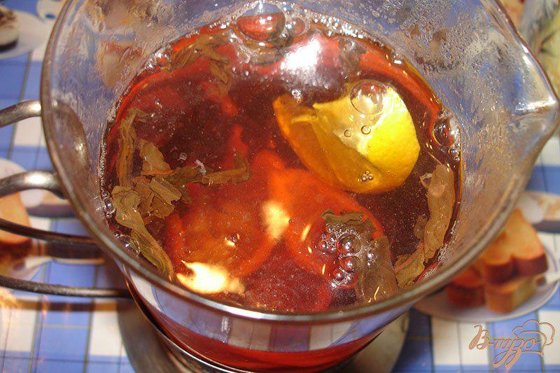 Фото приготовление рецепта: Холодный чай с лимоном и персиком шаг №3