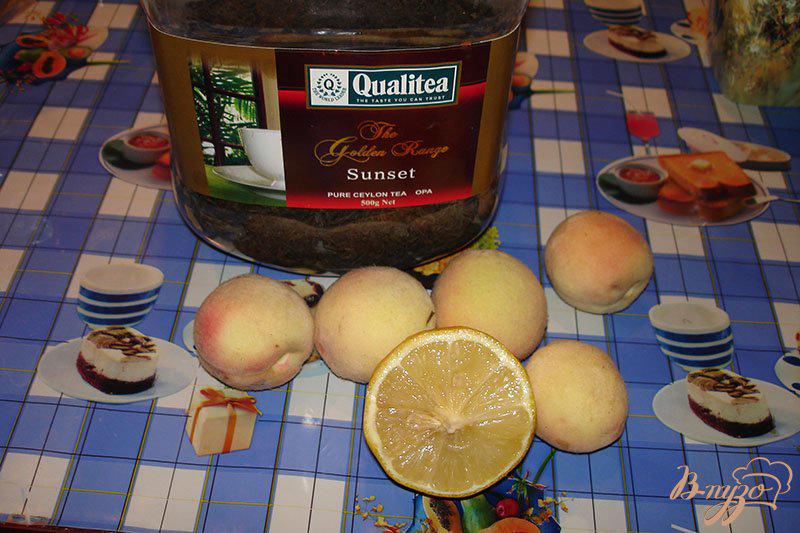 Фото приготовление рецепта: Холодный чай с лимоном и персиком шаг №1