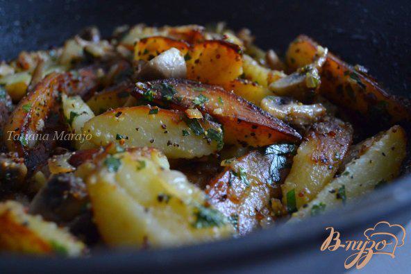 Фото приготовление рецепта: Жареный картофель с грибами шаг №6