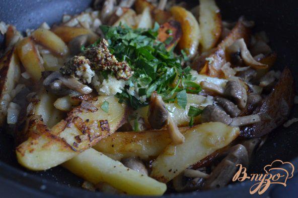 Фото приготовление рецепта: Жареный картофель с грибами шаг №5