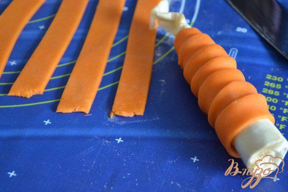 Фото приготовление рецепта: Закусочные трубочки «Морковки» шаг №4