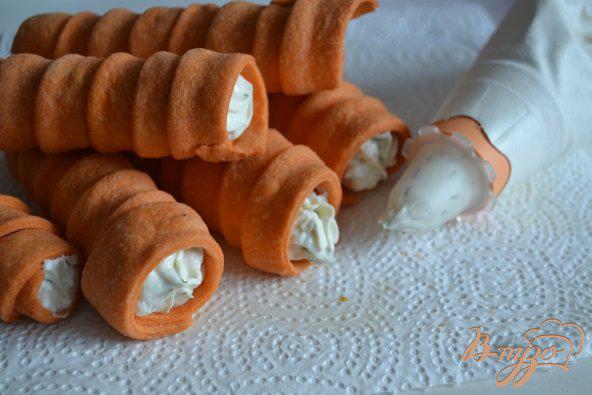 Фото приготовление рецепта: Закусочные трубочки «Морковки» шаг №8