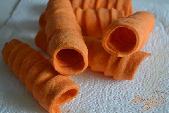Фото приготовление рецепта: Закусочные трубочки «Морковки» шаг №5