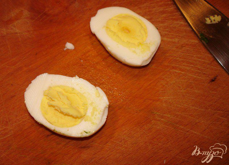 Фото приготовление рецепта: Фаршированные яйца с голубым сыром шаг №2