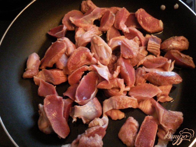 Фото приготовление рецепта: Куриные желудки под яблочно-грушевым соусом шаг №1