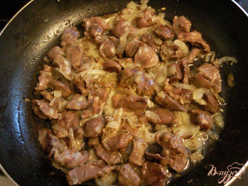 Фото приготовление рецепта: Куриные желудки под яблочно-грушевым соусом шаг №4