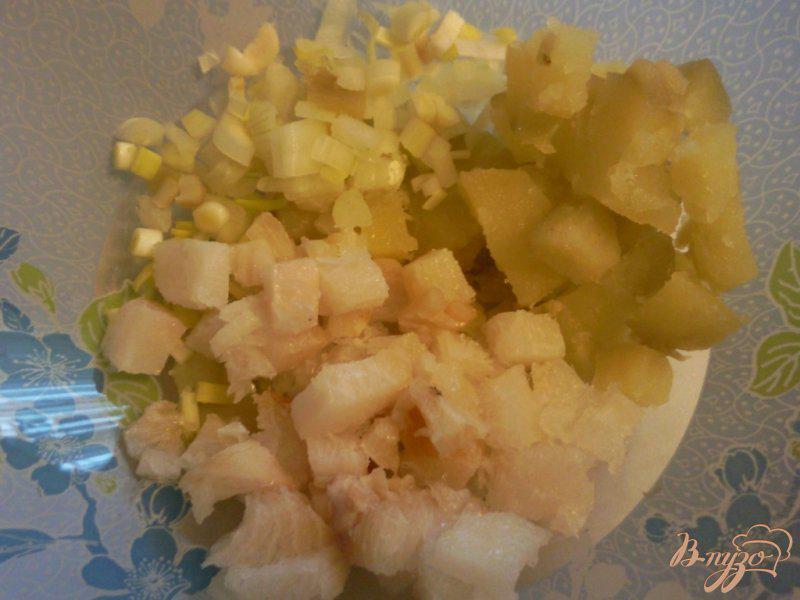 Фото приготовление рецепта: Салат с подкопченным палтусом и морской капустой шаг №2
