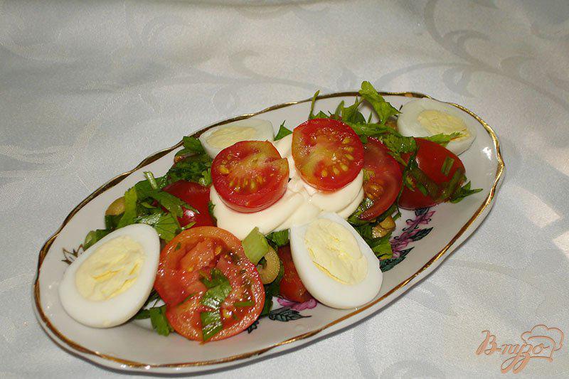 Фото приготовление рецепта: Сочный салат с помидорами черри, яйцами и оливками шаг №4