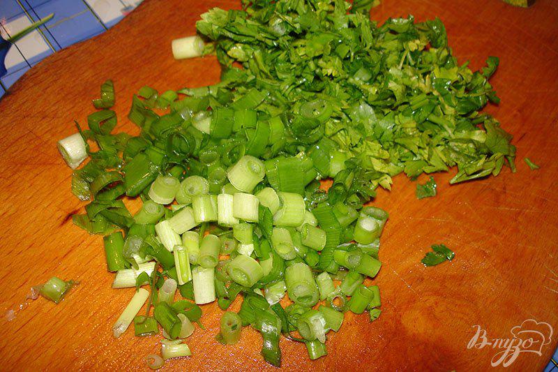 Фото приготовление рецепта: Сочный салат с помидорами черри, яйцами и оливками шаг №1