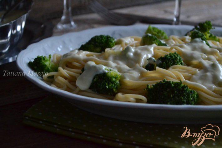 Фото приготовление рецепта: Спагетти с брокколи и чесночным соусом шаг №9