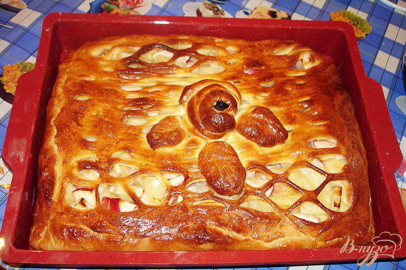 Фото приготовление рецепта: Закрытый яблочно-ананасовый пирог шаг №7