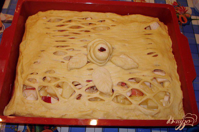 Фото приготовление рецепта: Закрытый яблочно-ананасовый пирог шаг №6