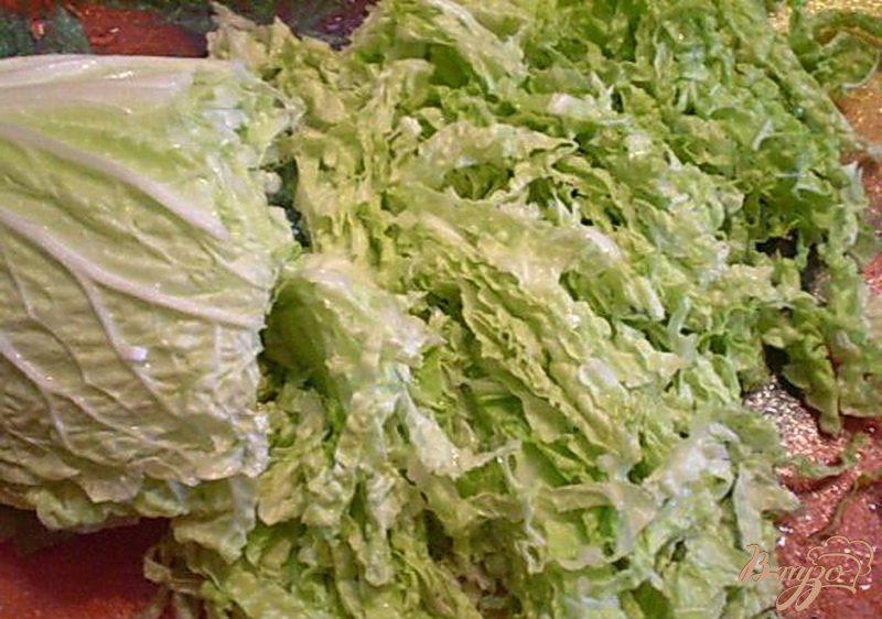 Фото приготовление рецепта: Салат из пекинской капусты и крабовых палочек шаг №4