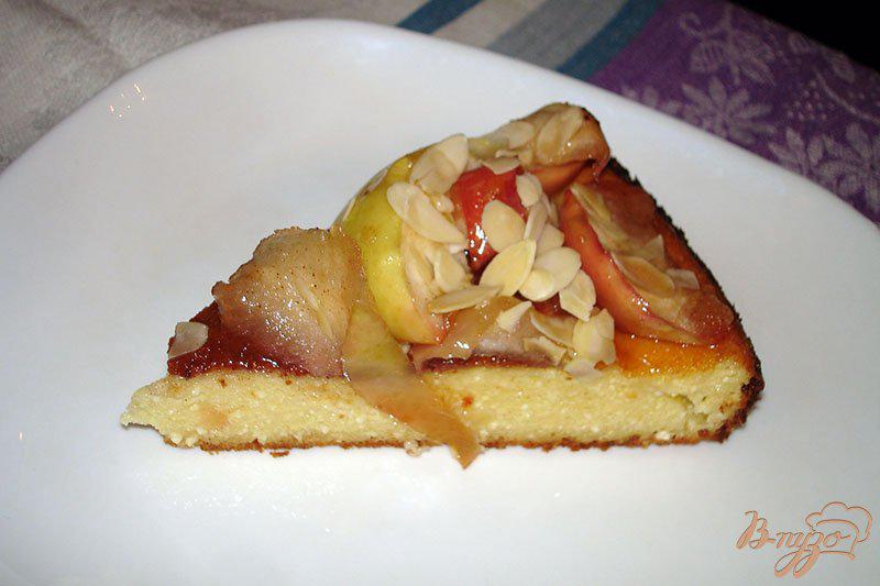 Фото приготовление рецепта: Творожная запеканка с яблоком и миндалем шаг №8