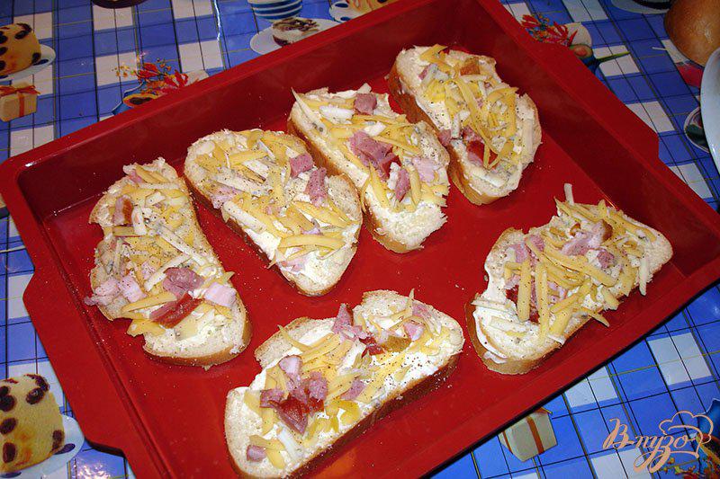 Фото приготовление рецепта: Ароматные горячие гренки с сыром и копченым беконом шаг №2