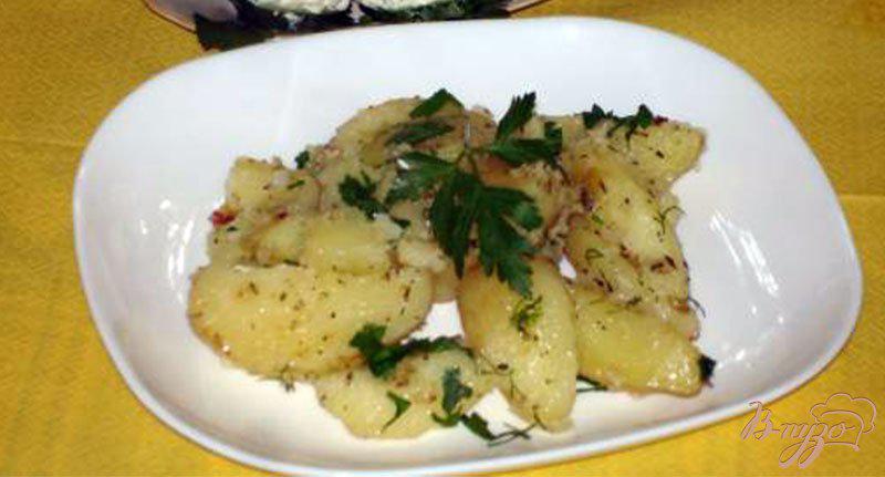 Фото приготовление рецепта: Картофель со специями и свежими травами шаг №5