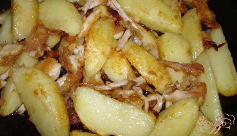 Фото приготовление рецепта: Молодой картофель с курицей, беконом и соленым арахисом шаг №4