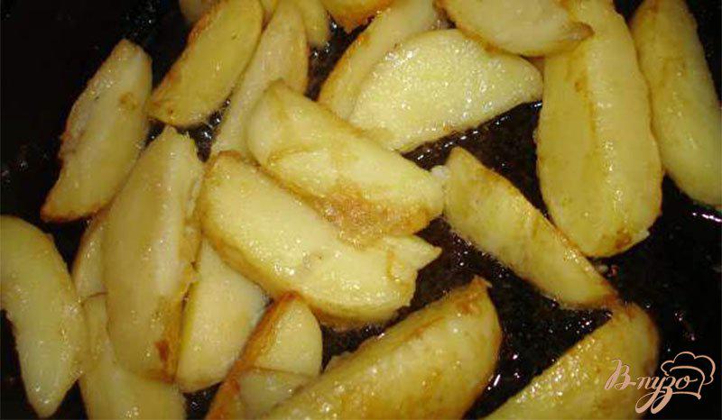 Фото приготовление рецепта: Молодой картофель с курицей, беконом и соленым арахисом шаг №3