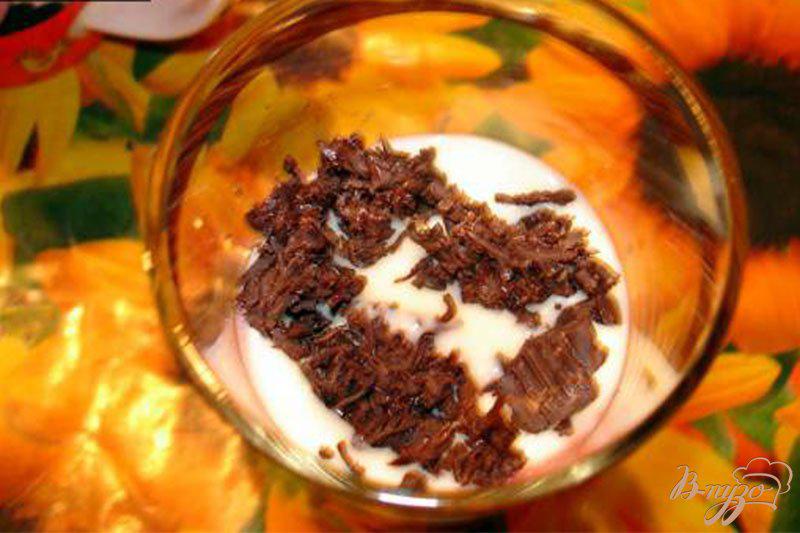 Фото приготовление рецепта: Кремовый десерт с клубникой и шоколадом шаг №3