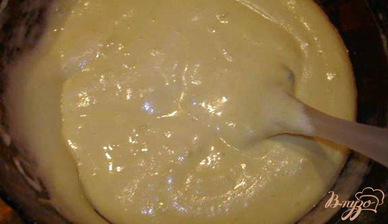 Фото приготовление рецепта: Фантастический яблочный пирог-рулет с черносливом шаг №3